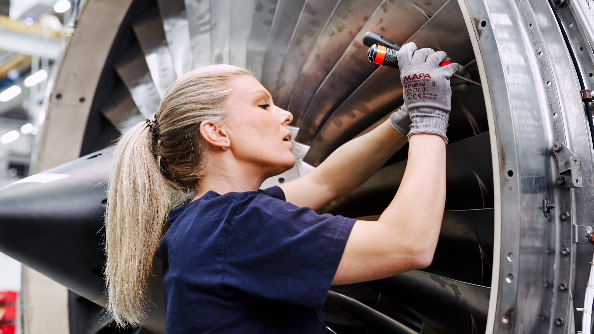 Eine Technische Mitarbeiterin arbeitet an einer Turbine