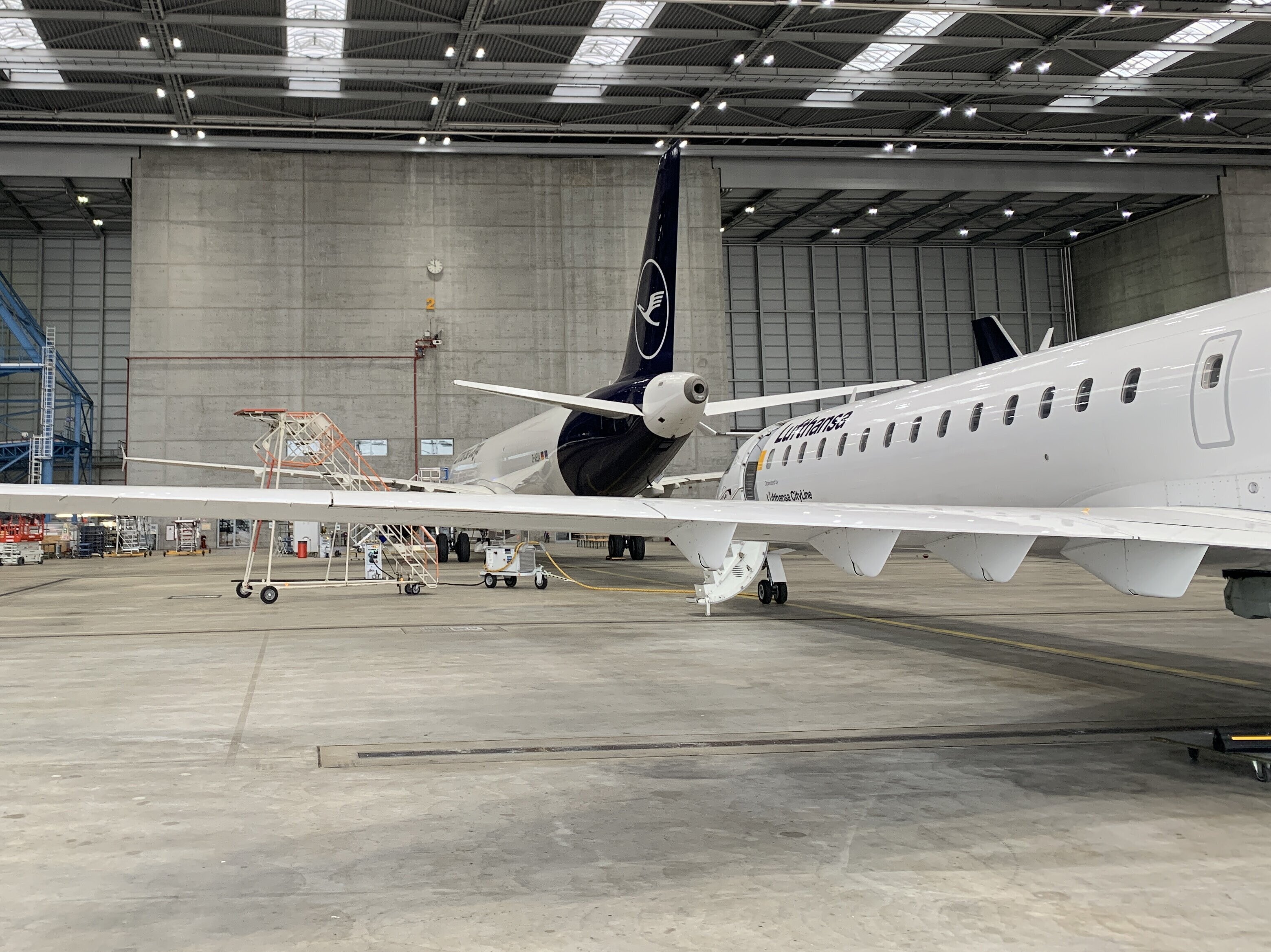 Zwei Flugzeuge in einem Hangar